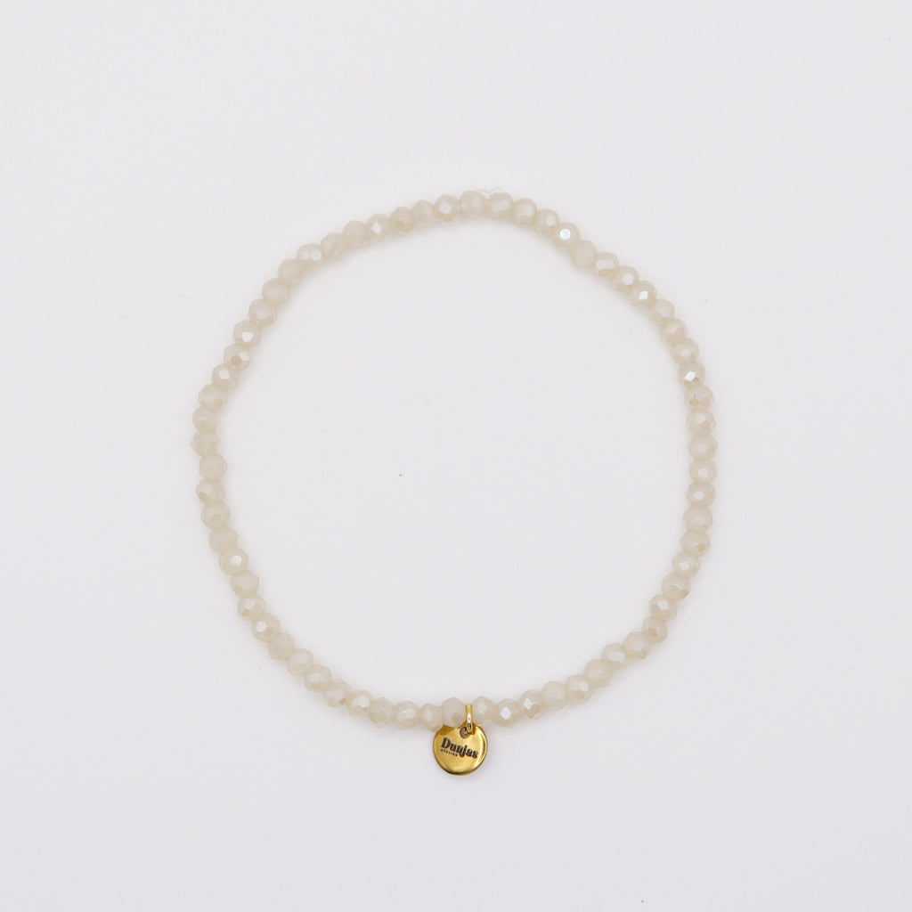 Zartes Perlenarmband weiss mit goldenem Charm – Dunjas Atelier