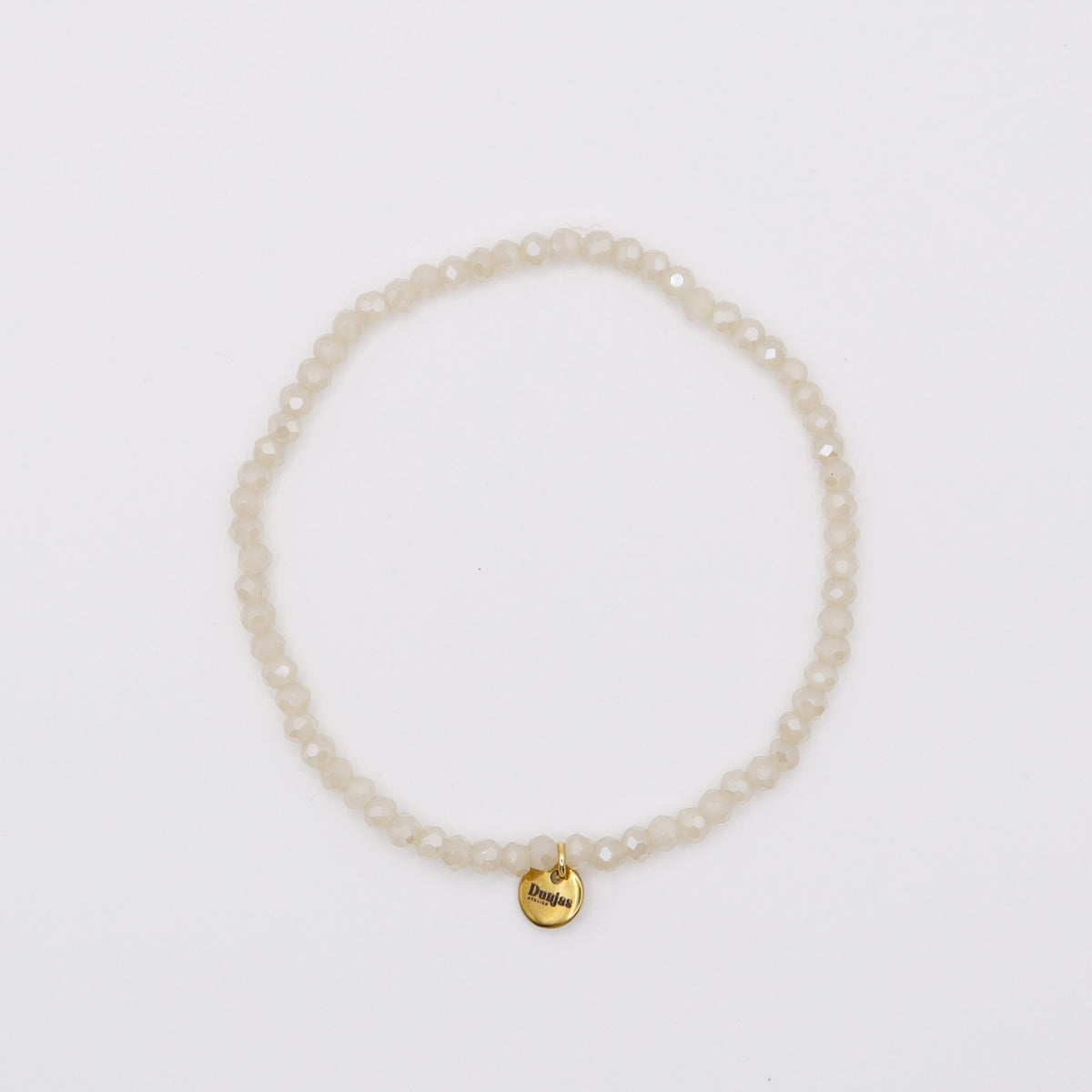 Zartes Perlenarmband weiss mit goldenem Charm – Dunjas Atelier