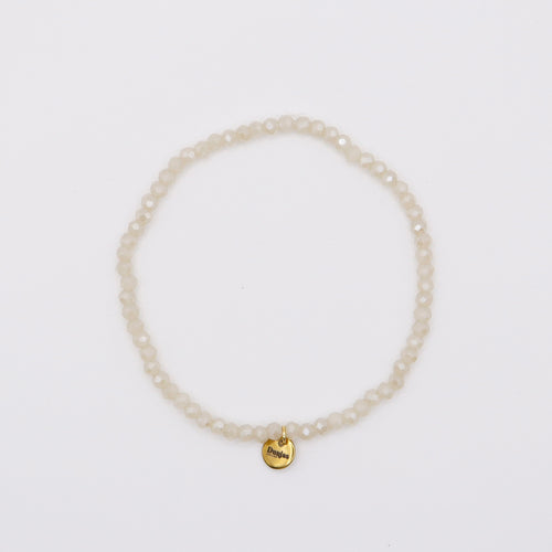 Zartes Perlenarmband weiss mit goldenem Charm – Dunjas Atelier