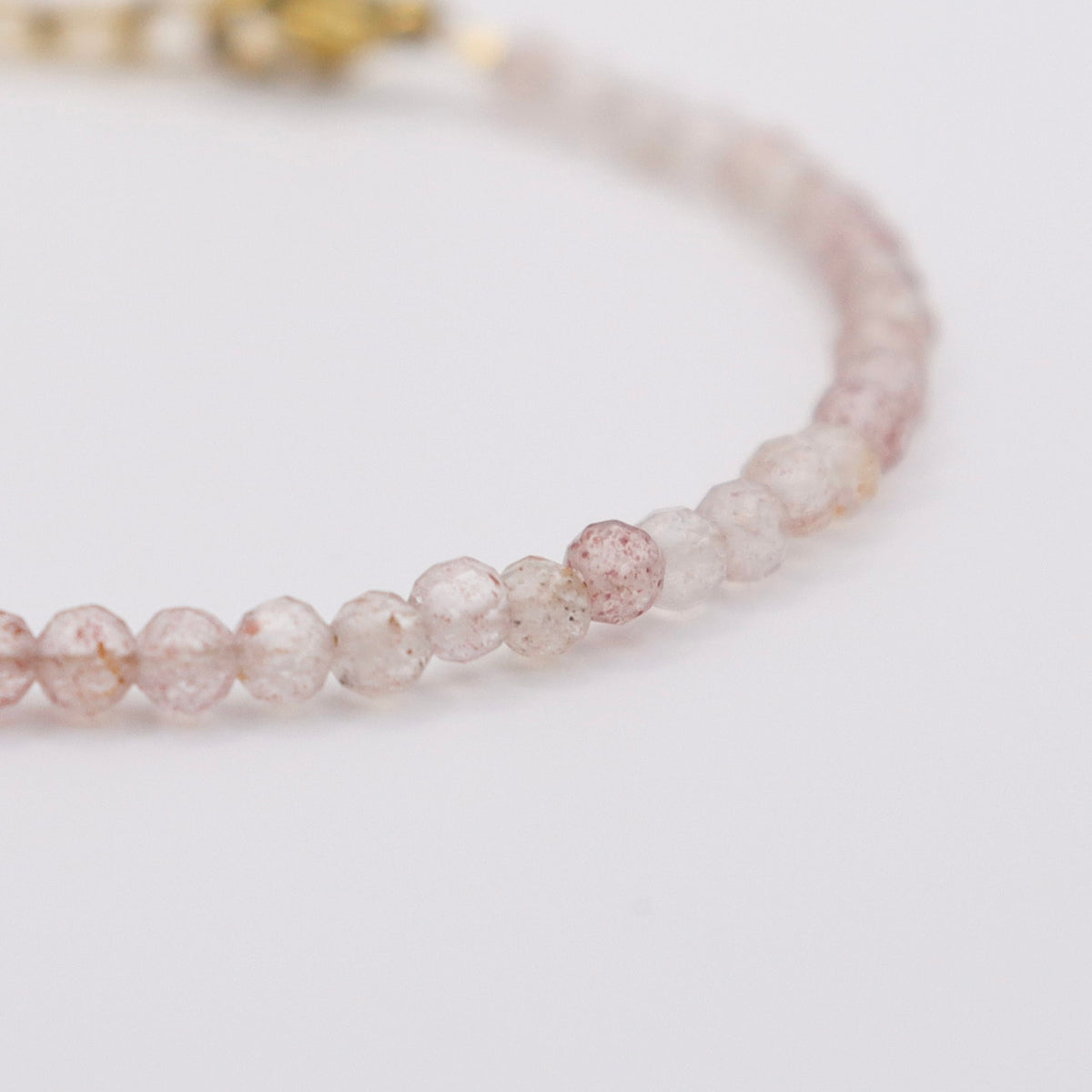 Armband mit Erdbeerquarz getragen am Handgelenk – Unikat aus Dunjas Atelier

