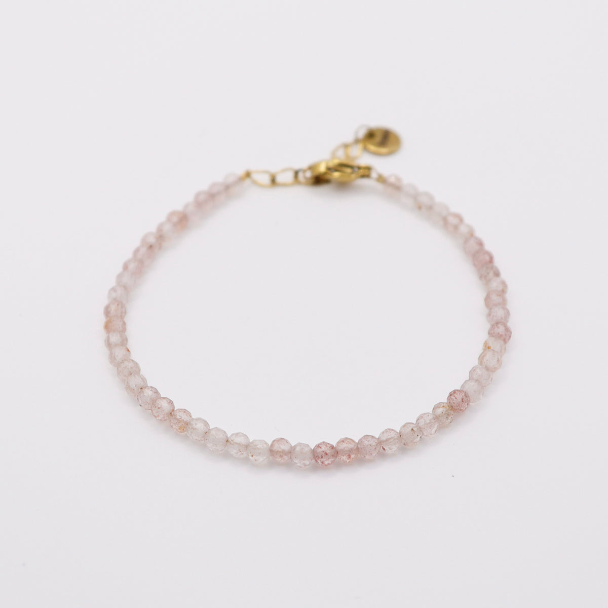 Handgemachtes Armband mit Erdbeerquarz-Edelsteinperlen und Edelstahlverschluss – Dunjas Atelier Zürich

