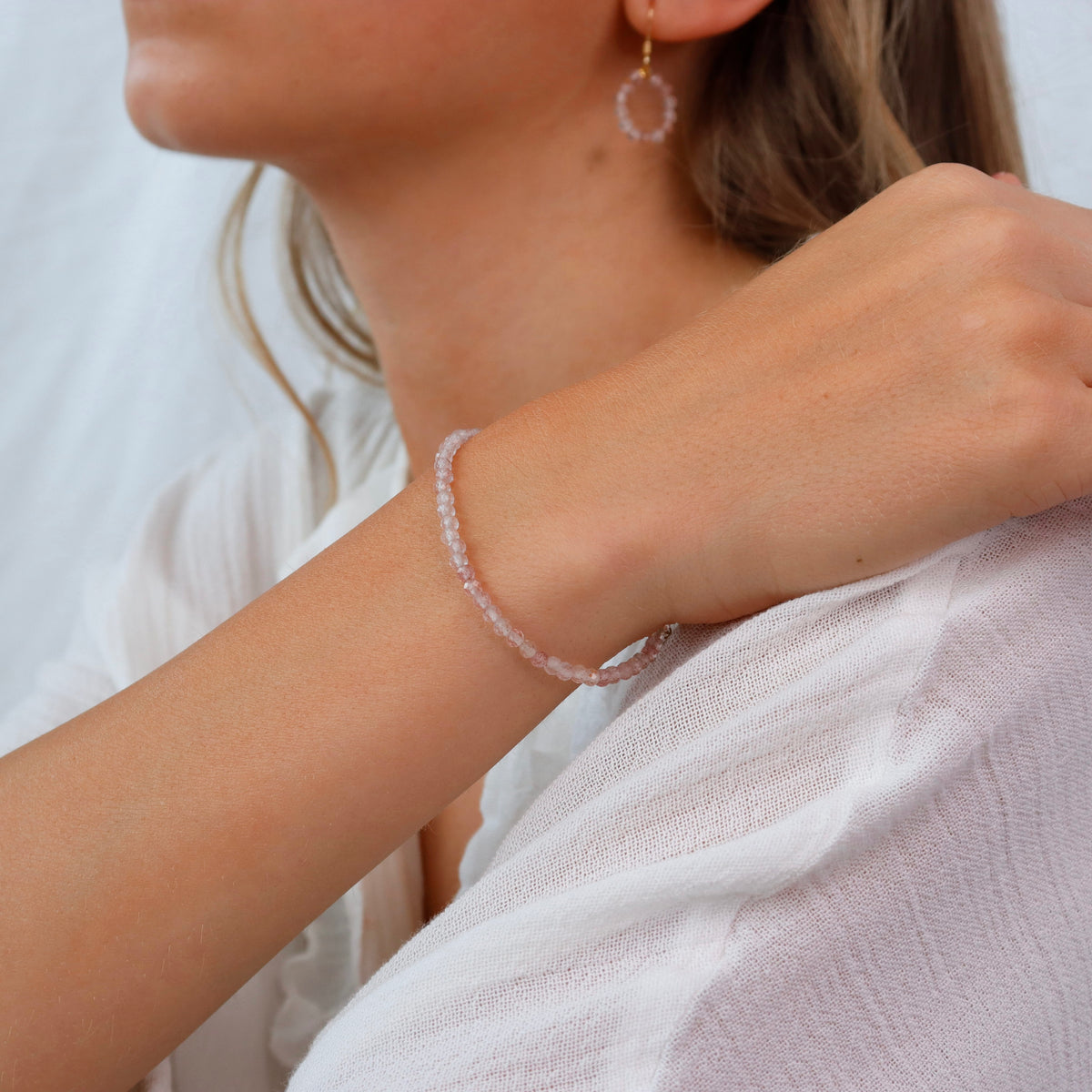 Erdbeerquarz Armband Nahaufnahme – rosa Edelsteinperlen mit Edelstahlverschluss, handgemacht in Zürich