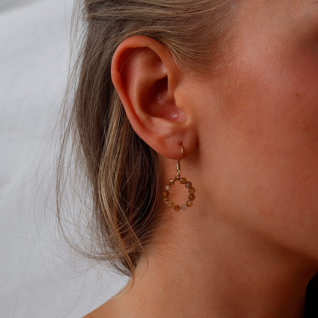 Ohrhaken mit Achat – handgemacht in Dunjas Atelier, Zürich
