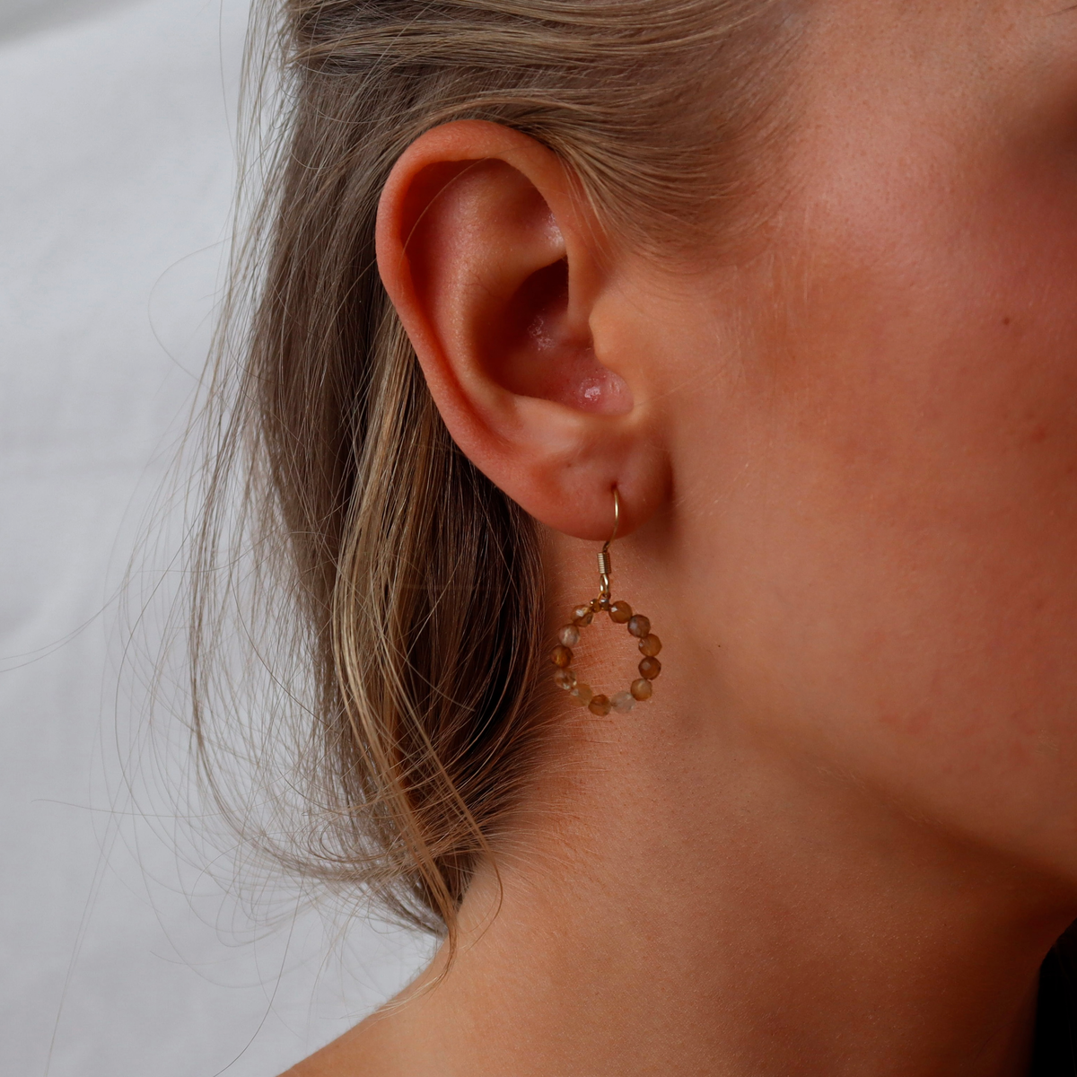 Ohrhaken mit Achat – handgemacht in Dunjas Atelier, Zürich
