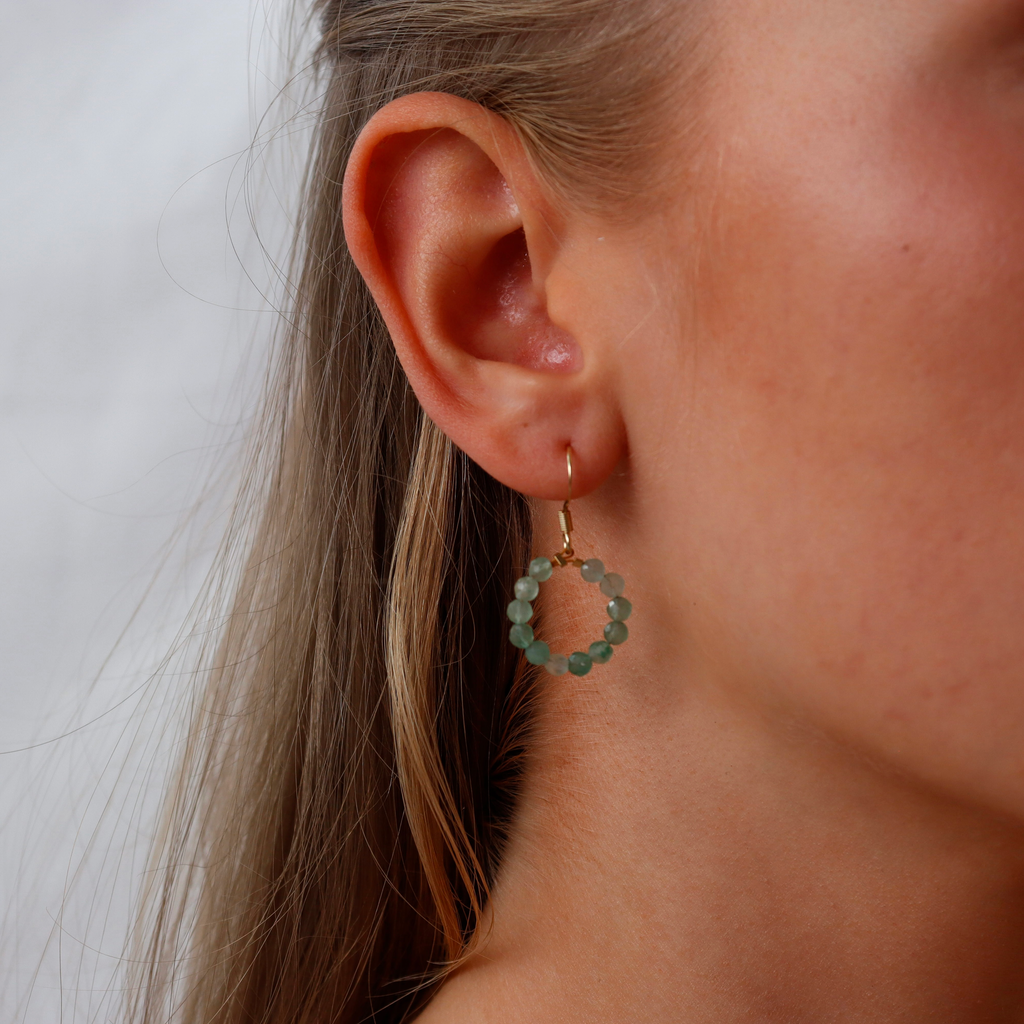 Ohrhaken mit Aventurin – handgemacht in Dunjas Atelier, Zürich
