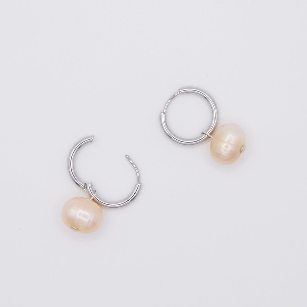 „Perlen-Ohrringe Silber mit Süsswasserperle in Orange-Pink – Dunjas Atelier