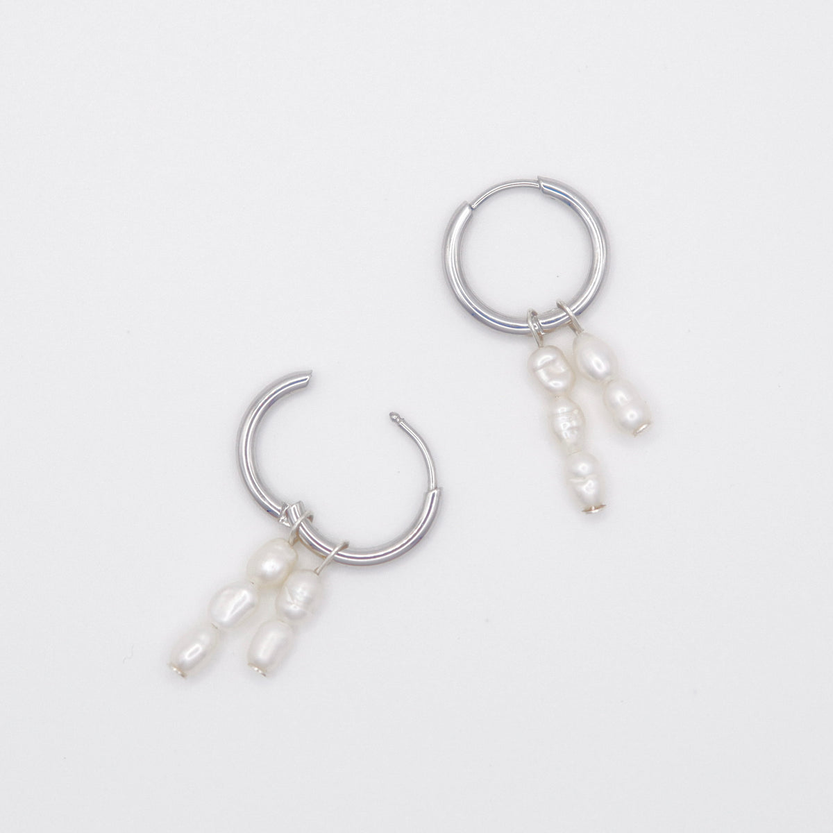 Ohrringe mit zwei weissen Süsswasserperlen – Edelstahl-Creolen handgemacht bei Dunjas Atelier Zürich

