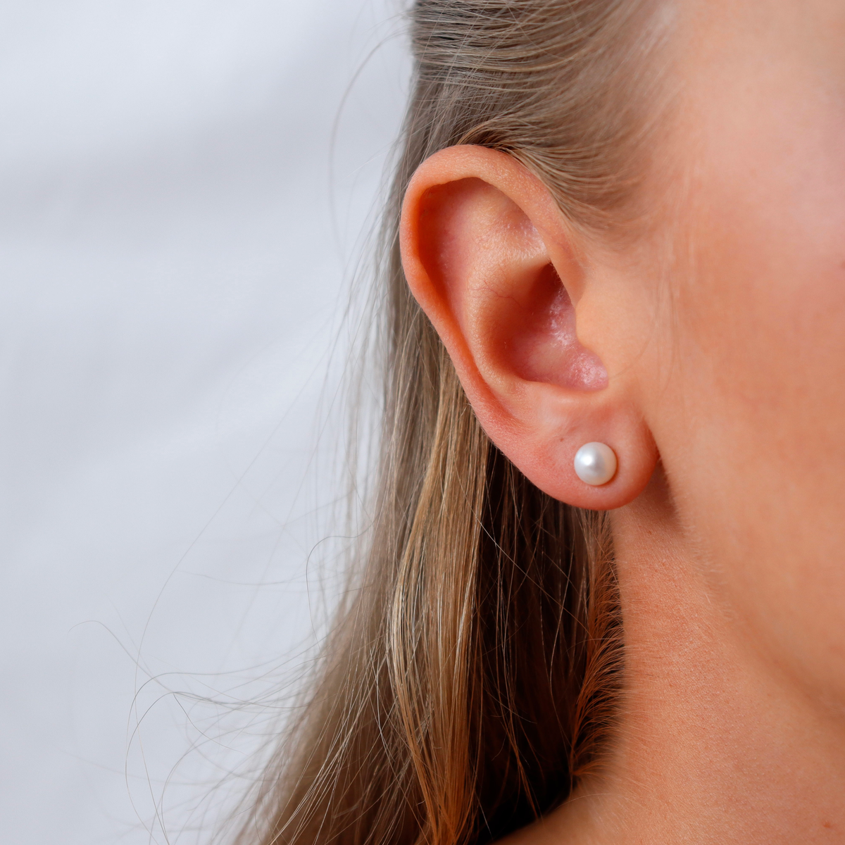 Perlen-Ohrstecker weiss silber – Seitenansicht mit Butterfly-Verschluss Dunjas Atelier
