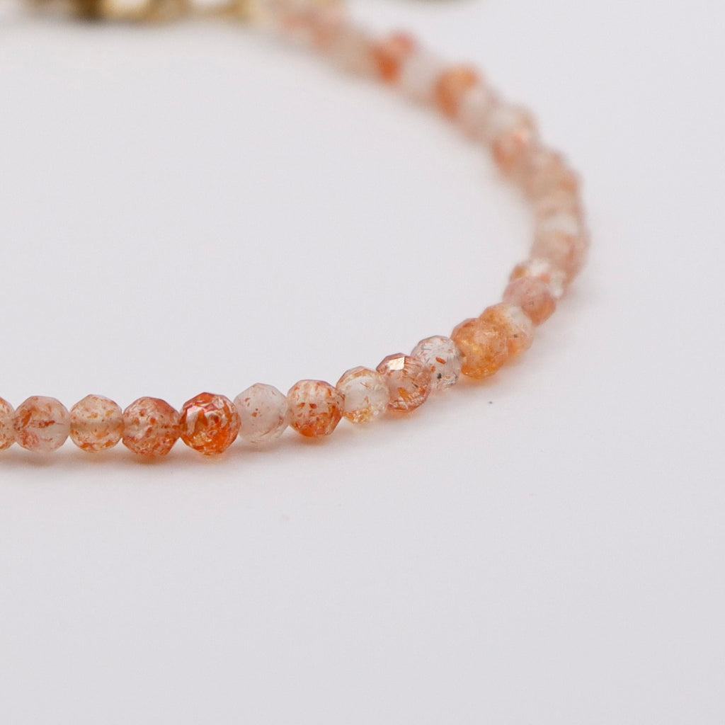 Armband mit Sonnenstein getragen am Handgelenk – Unikat aus Dunjas Atelier
