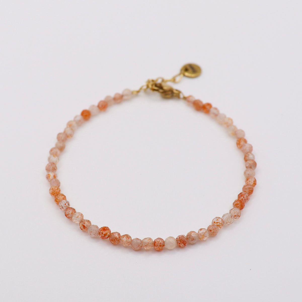 Handgemachtes Armband mit Sonnenstein und Edelstahlverschluss – Dunjas Atelier Zürich

